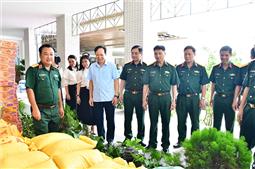 Quân khu 7 trao nhu yếu phẩm hỗ trợ nhân dân bị thiệt hại do bão số 3 trên địa bàn Quân khu 1